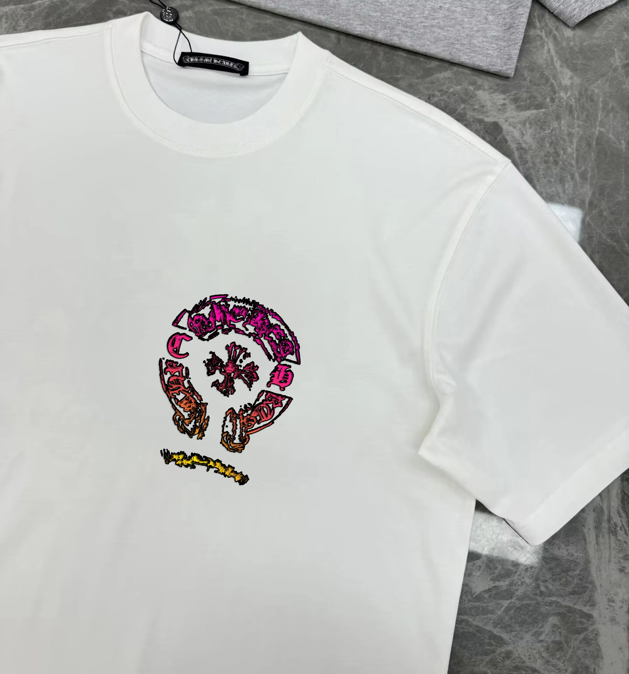 P160 Chrome Hearts Chrome Hearts printed round neck short-sleeved T-shirt 1:1 paired fabric 250g terry high weight 100% pure cotton Pre-shrunk 1×1 double yarn will not deform for a lifetime Same style for men and women Official website details consistent Horseshoe print smoke letter logo letter printing Complete three labels Moisture-proof paper Differentiated market currency Feel free to compare OS version Can wear up to 200 pounds without pressure The upper body is comfortable and stylish Color: black, white, Size: s-xxl